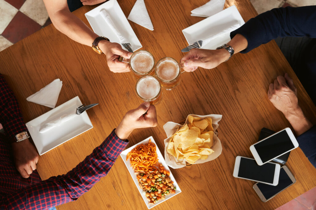 Como montar o happy hour perfeito dicas de combinações de petiscos e bebidas para impressionar seus amigos